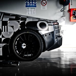 Gedetailleerd zijaanzicht van de achterkant van de Audi Nuvolari. Het ontwerp wordt verborgen door plakband.