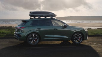 Audi Q3 e-hybrid met dakkoffer.