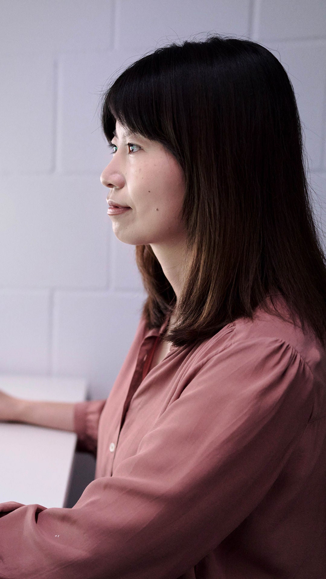 jiayi sits at the computer and looks at the screen