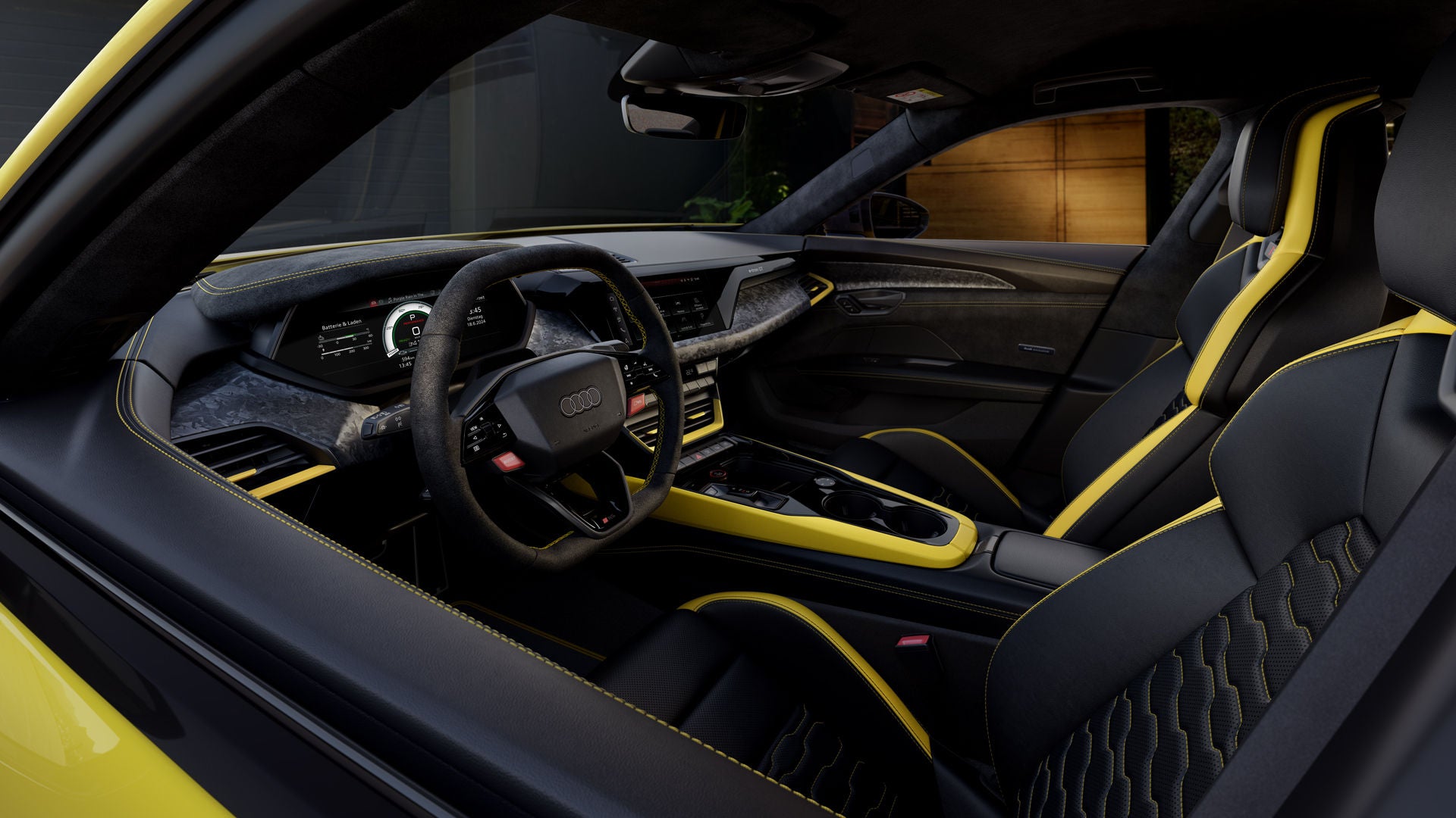 Het interieur van een gele Audi RS e-tron GT performance met zwart leer, gele accenten en een digitale cockpit, gefotografeerd door de open deur.