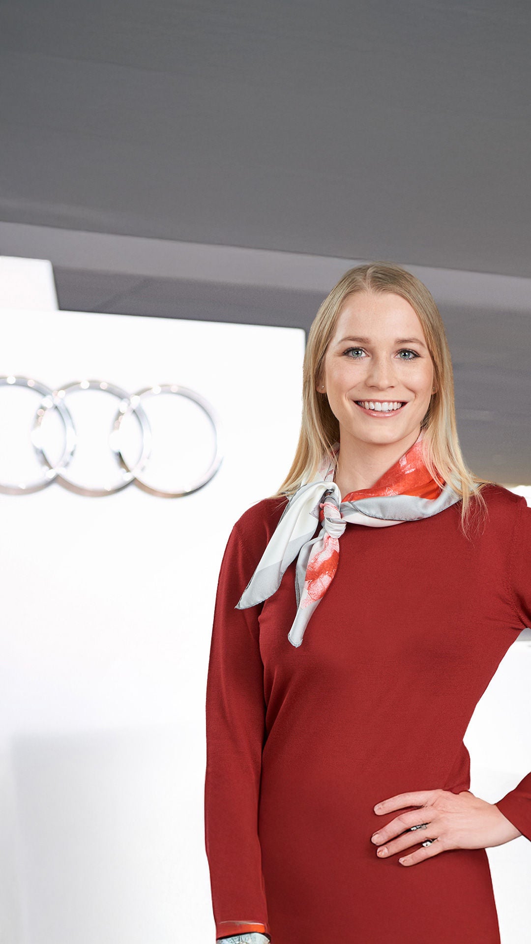 Frau lächelt in die Kamera