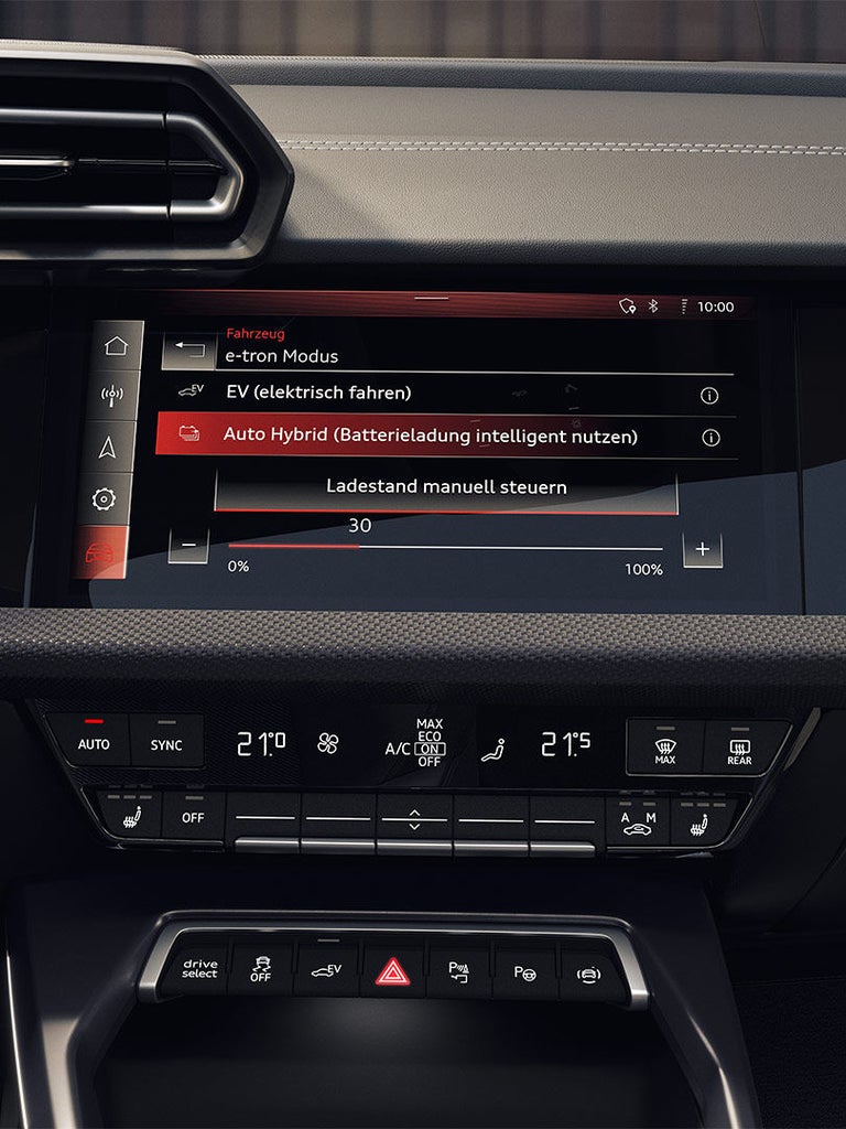 Touchscreen zeigt Hybridmodus und Ladeeinstellungen im Audi-Innenraum.