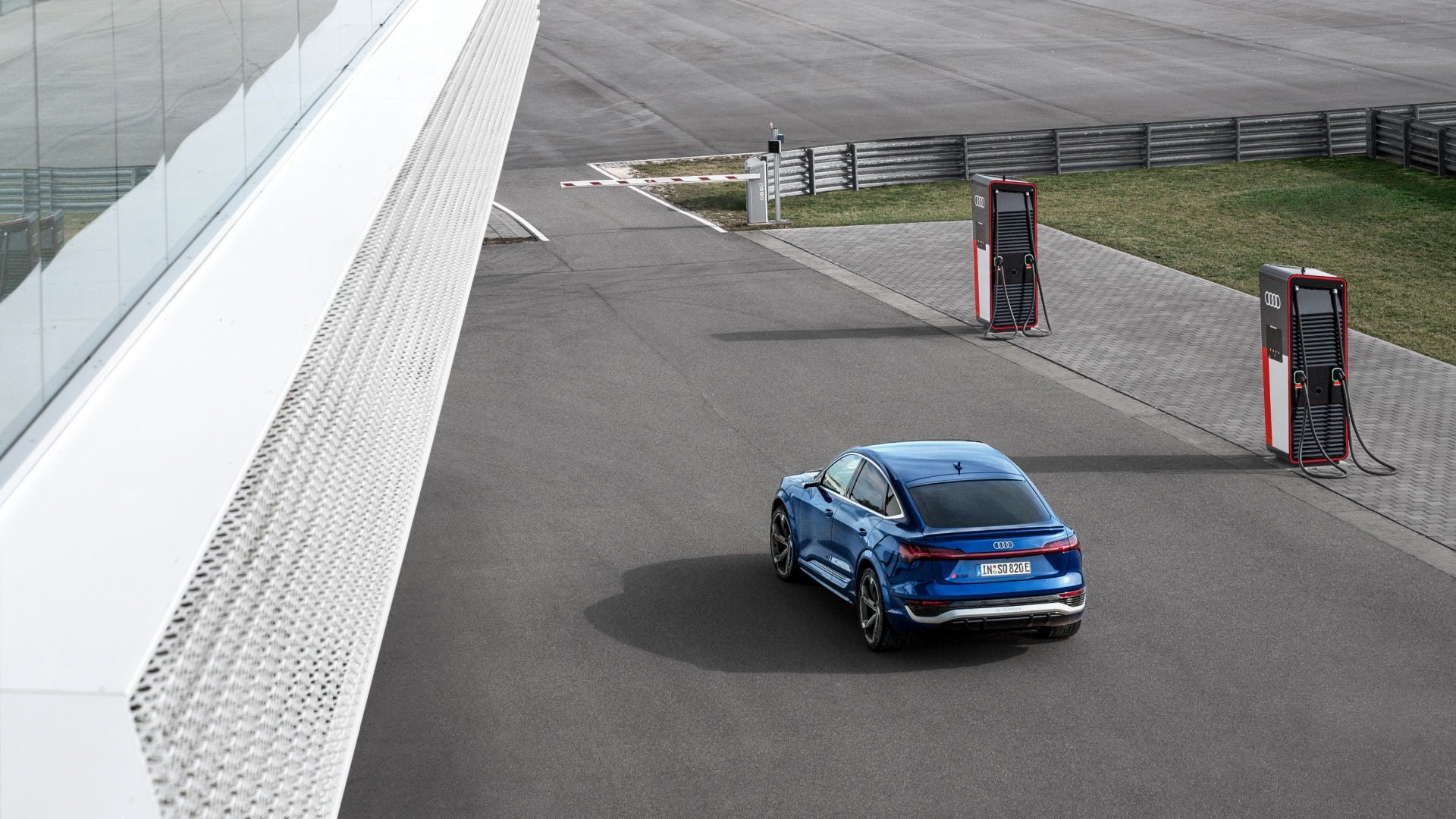 Audi SQ8 Sportback e-tron ved HPC-hurtigladestasjon