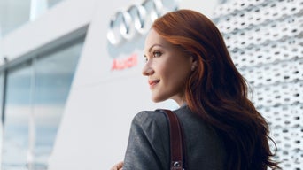 Kvinne ved Audi-butikk