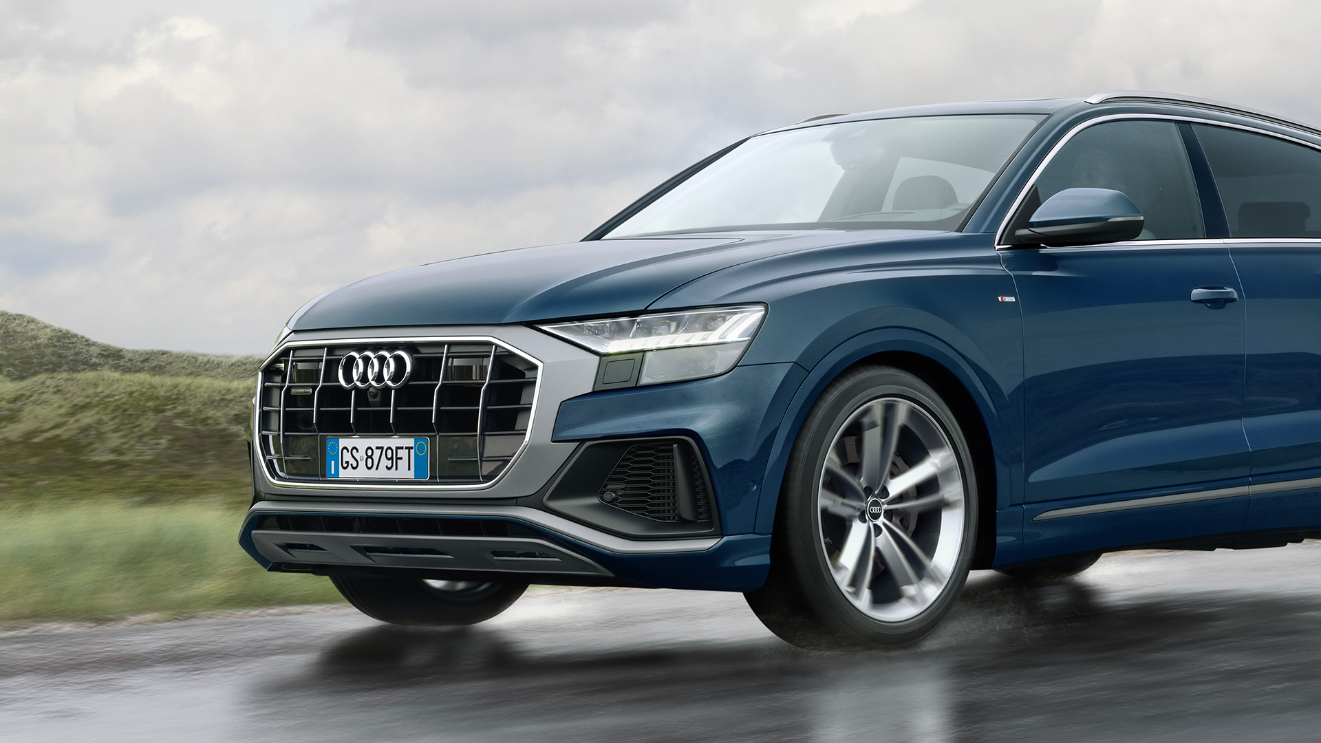 Ripresa di un veicolo Audi in corsa che percorre una strada.