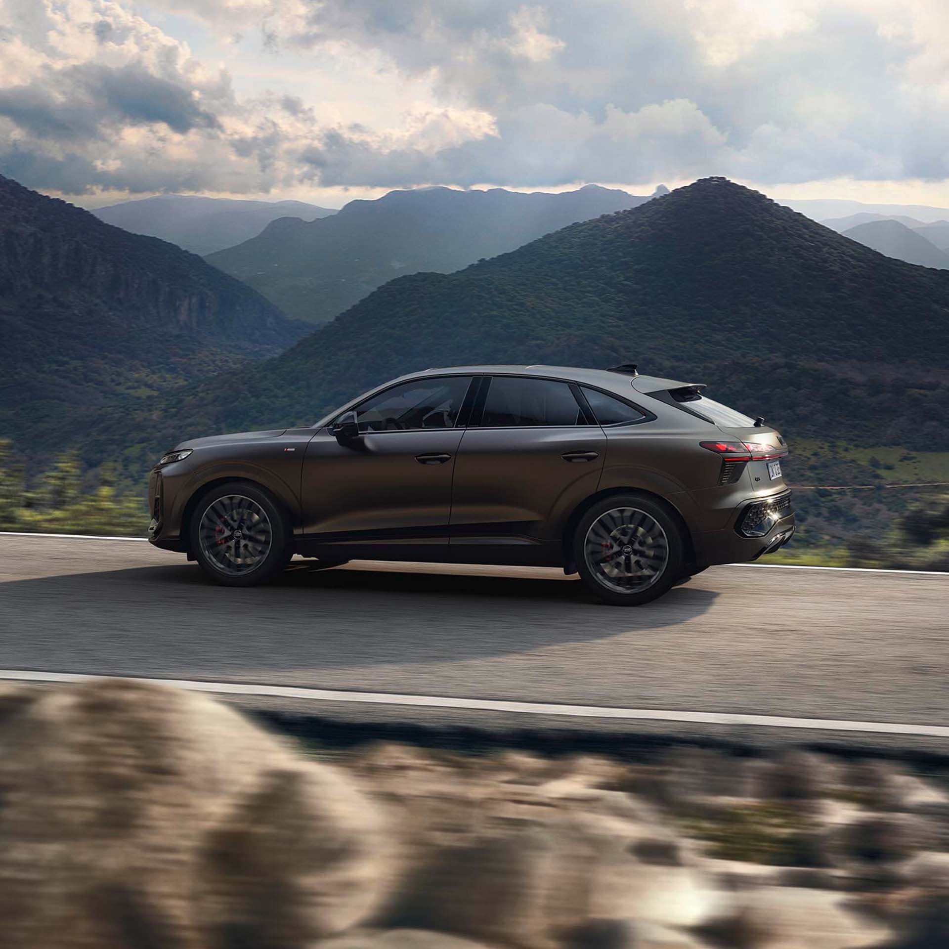 Q3 Sportback kör i ett bergigt landskap, sedd från sidan