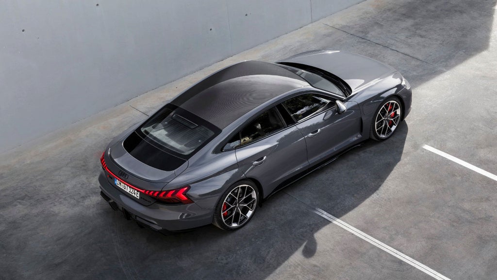 Blick von oben auf den Audi RS e-tron GT.