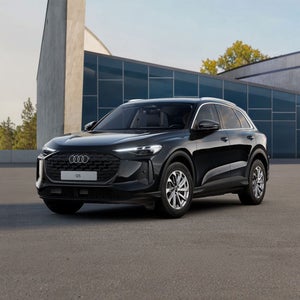 Schwarzer Audi Q5 SUV vor einem modernen Gebäude.