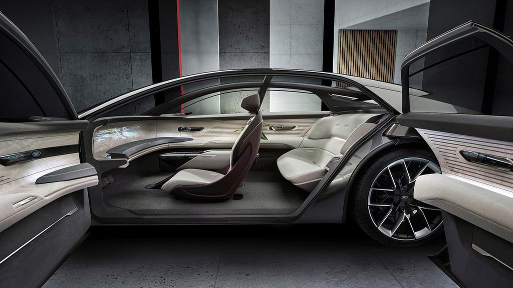 Audi från sidan med öppna bildörrar i ett garage.