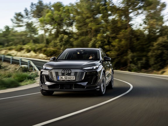 Audi SQ6 e-tron bei der Fahrt um eine Kurve