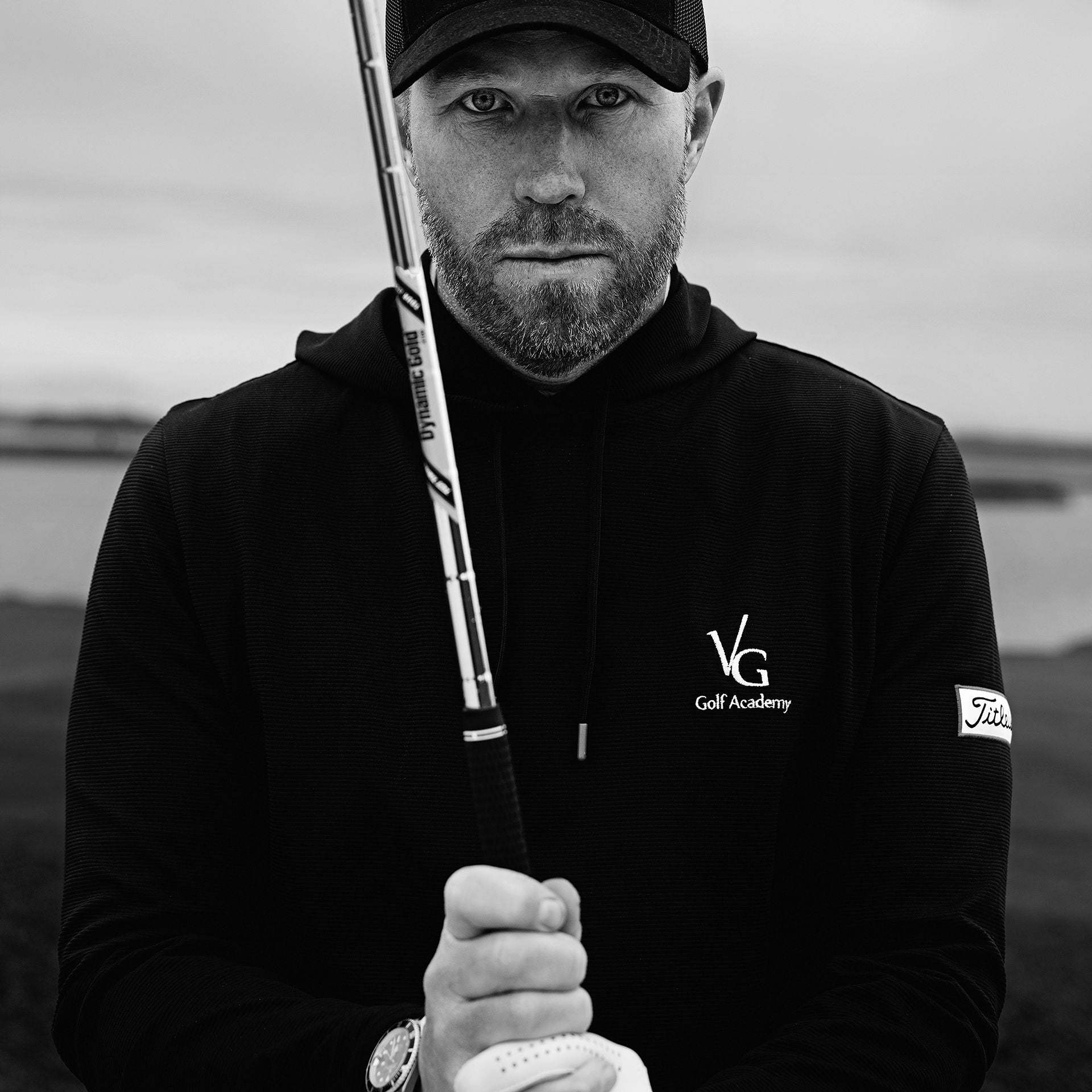 Porträttbild på Viktor Gustavsson som håller i en golfklubba.