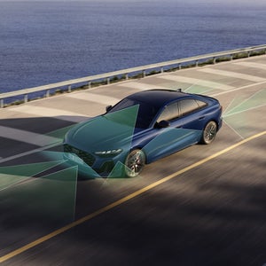 Die S5 Limousine von schräg oben. Vom Heck und der Front aus unterteilen grüne und blaue Vektoren die Flächen hinter, neben und vor dem Fahrzeug.