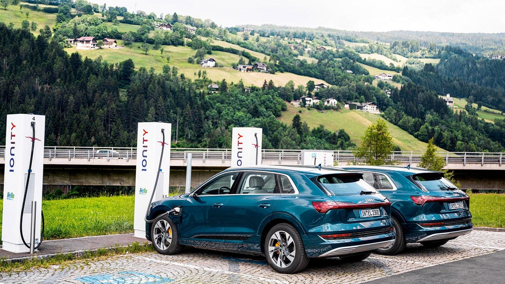 Audi e-tron en train de charger à des bornes de recharge IONITY