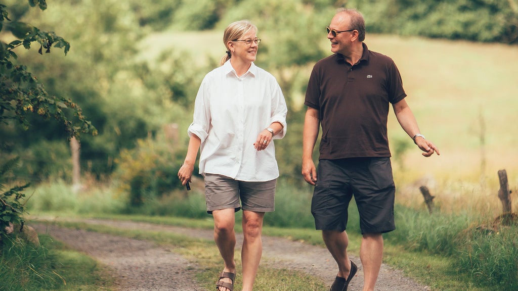 Sommaren har sin gång. Ulrika Hasselgren på promenad med maken Rasmus Troedsson.
