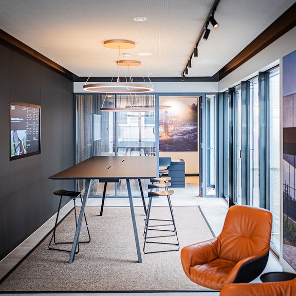 Inneneinrichtung des Audi charging hub München Westkreuz