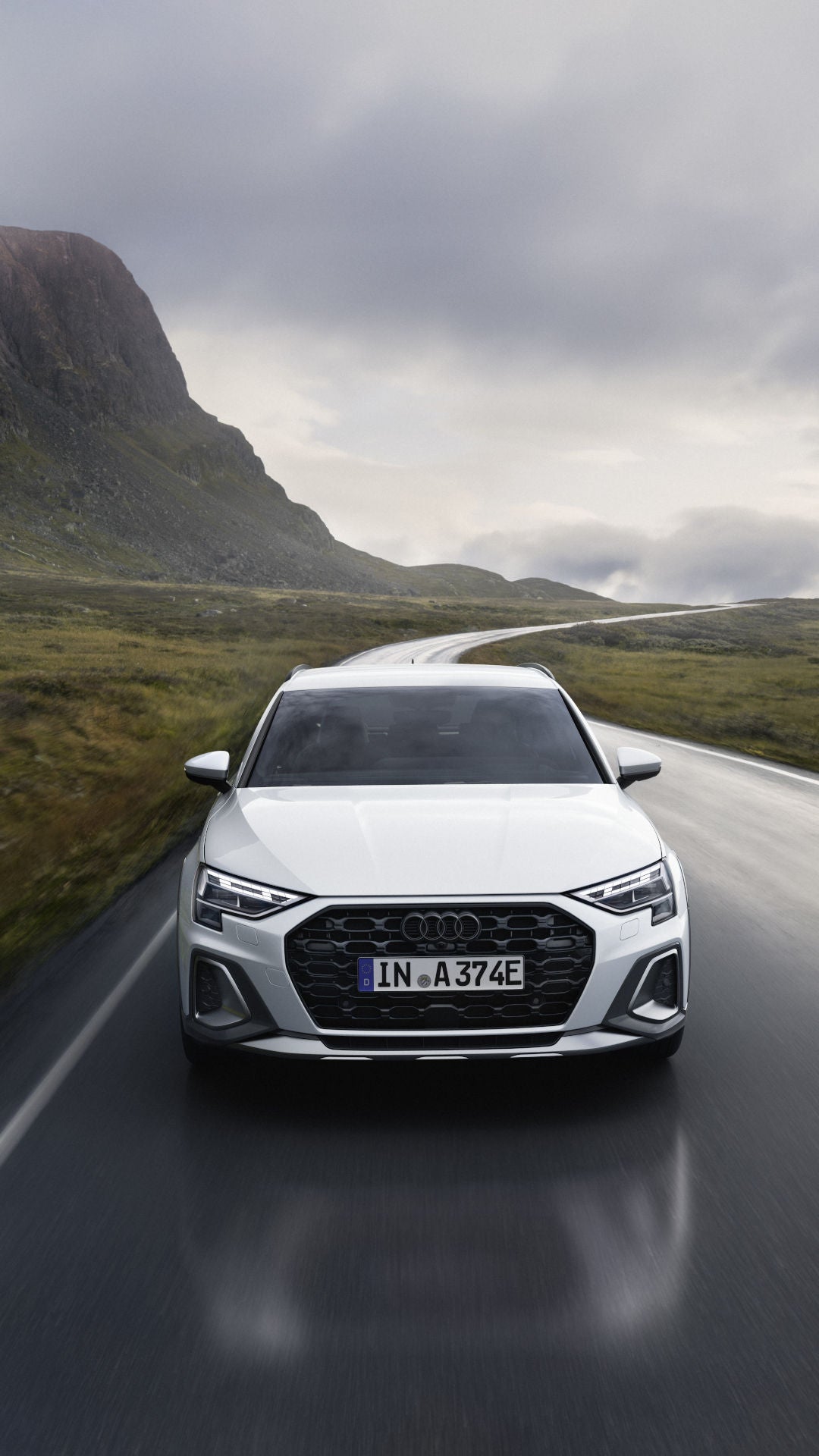 A3 allstreet e-hybrid rijdt op een weg in een bergachtig landschap.