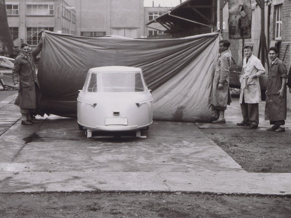 The three-wheeled scooter ‘Max-Kabine’ is parked in a workshop