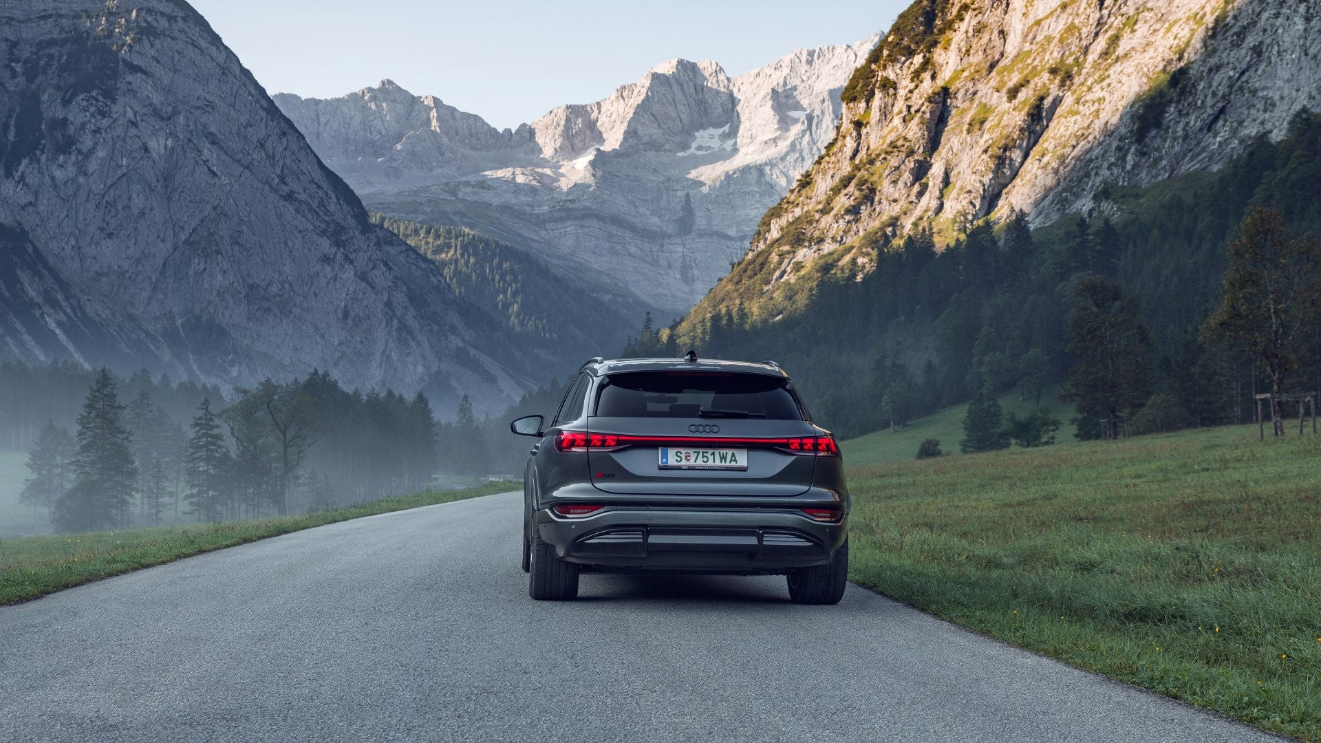Audi Q6 e-tron auf einer bergigen Landstraße