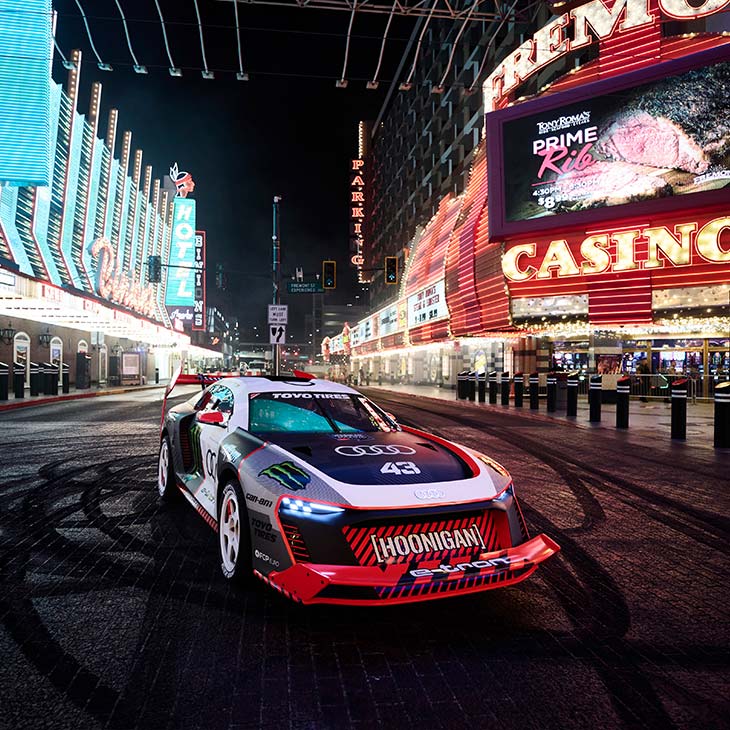 Foto de Ken Block y el Audi S1 e-tron quattro Hoonitron. 