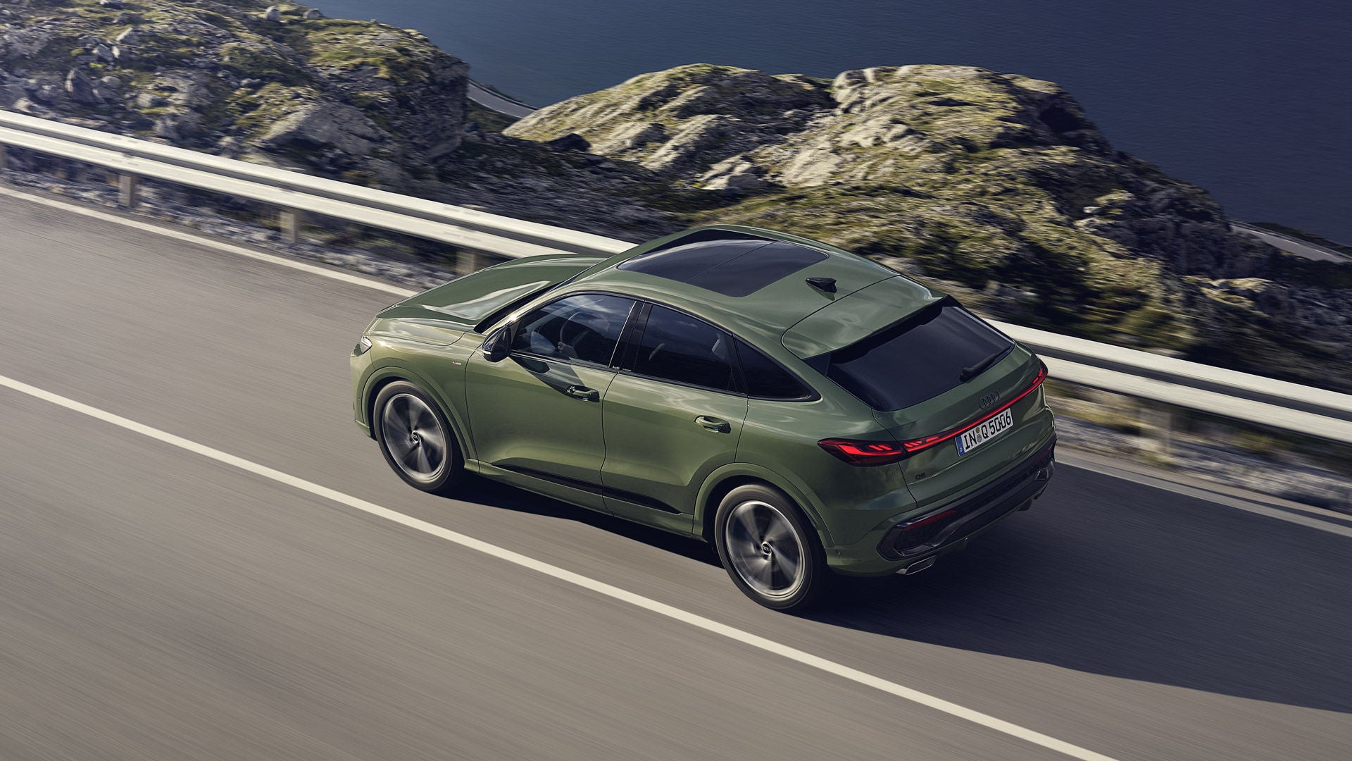 En grön Q5 Sportback hör på en bergväg vid kusten.