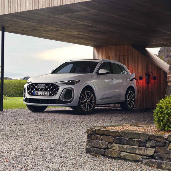 Audi Q5 SUV e-hybrid Seitenansicht während des Ladevorgangs