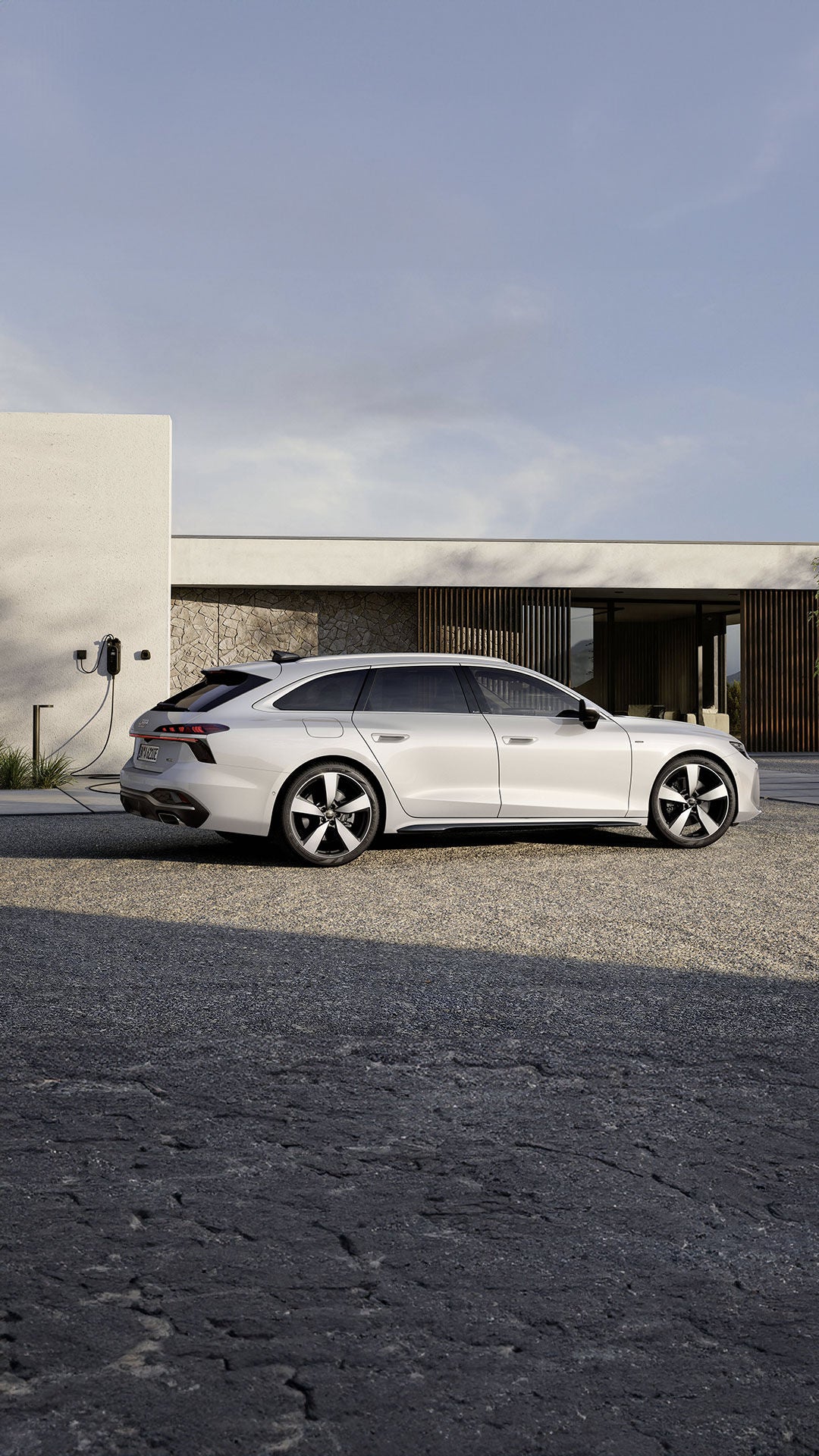 Foto de la carga eléctrica en casa de un modelo eléctrico de Audi. 