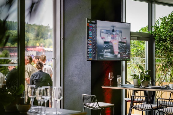 Espace hospitalité Audi avec retransmission de la course sur écran pendant le week-end du F1® Belgian Grand Prix 2026 à Spa-Francorchamps