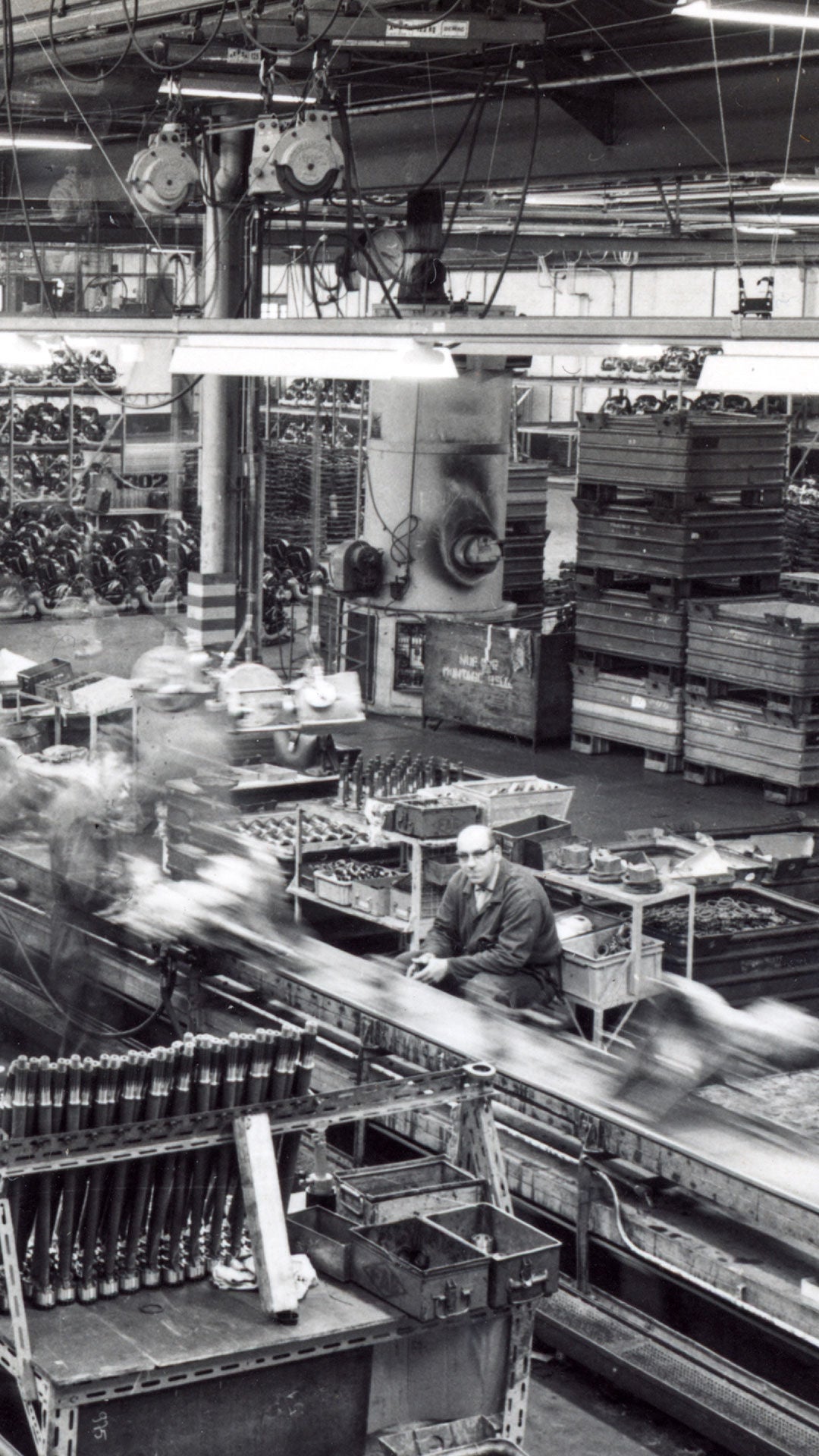 Dans cette photo en noir et blanc, on peut voir la chaîne de production des années 50