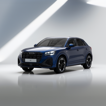 Blauer Audi Q2 vor einem hellen Hintergrund