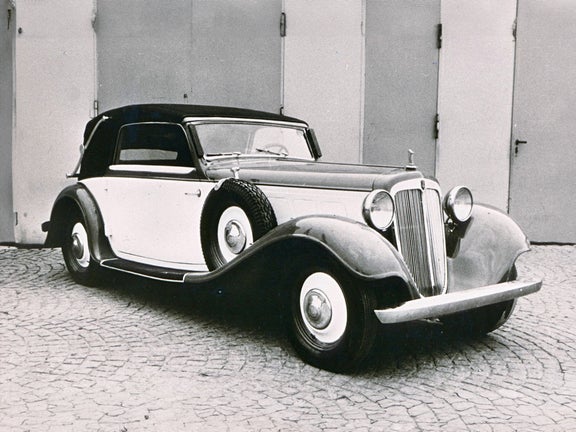 Frontale Schwarz-weiß-Aufnahme eines Audi Front UW vor einer gestreiften Wand