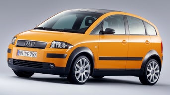 Ein Audi A2 Sondermodell „colour.storm“ in Papayaorange steht vor einer weißen Wand