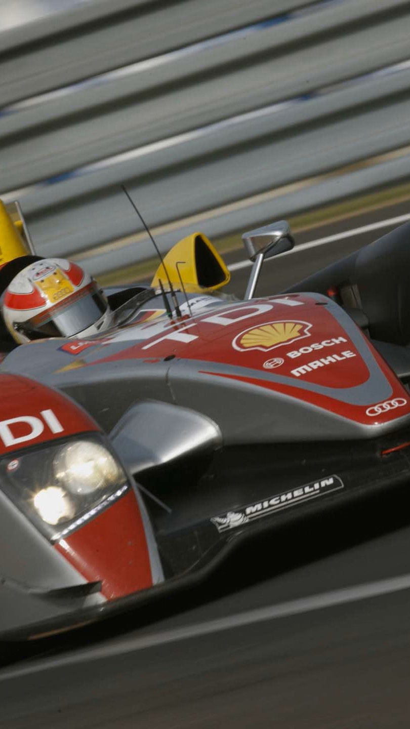 Närbild på en Audi R10 TDI på racerbanan.