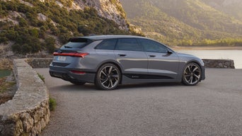 Een A6 Avant e-tron geparkeerd bij de kust