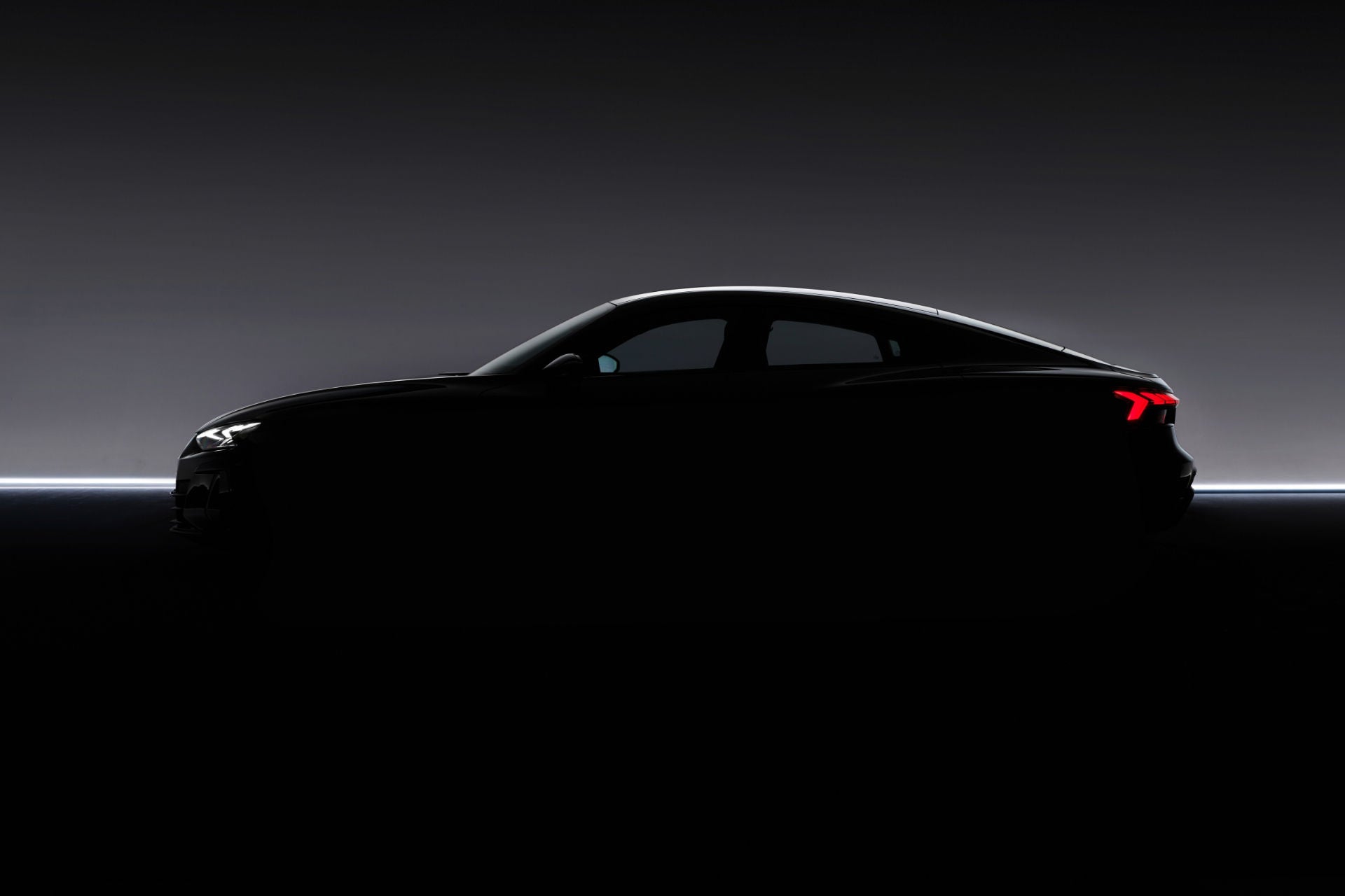 Silouette eines Audi RS e-tron GT auf einer Bühne