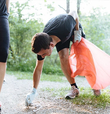 Läufer_innen und Sammler_innen: Die Plogger_innen befreien beliebte Laufstrecken von Müll. 