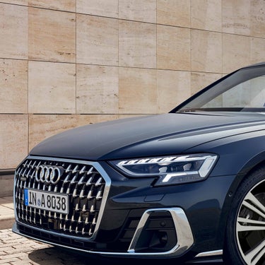 Vista lateral de la fascia de Audi A8 L con faros Matrix Led Digitales.