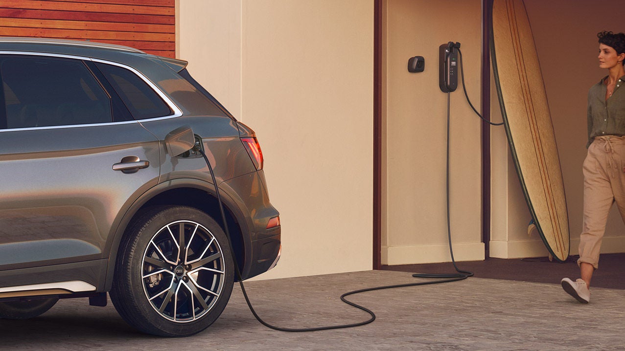 Side view Audi Q5 TFSI e side