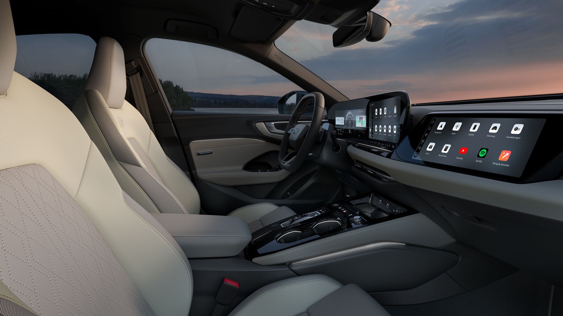 Blick auf das Cockpit der A5 Limousine e-hybrid von der Beifahrerseite. Zu sehen sind Lenkrad, Mittelkonsole, die Panoramadisplays sowie die Vordersitze mit Bezügen in Stoff in Hellgrau/Ingwerweiß mit Rautensteppung und Kontrastnähten in Diamantsilber.