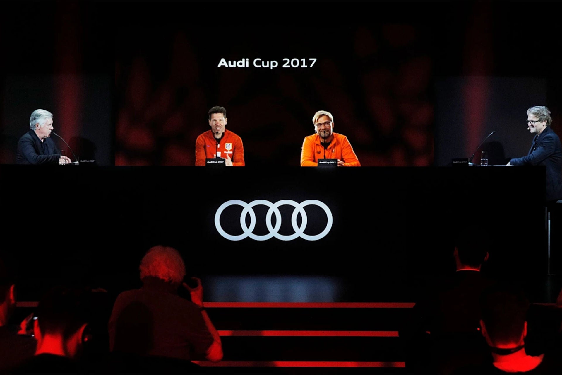 Jürgen Klopp und Diego Simeone als Hologramme auf der Pressekonferenz zum Audi Cup 2017
