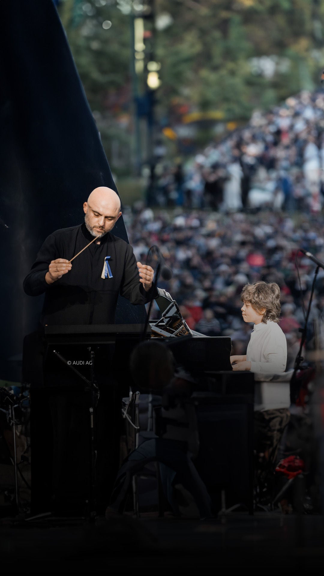 Kind spielt am Klavier.