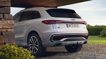 Audi Q5 Heckansicht neben einer Steinwand