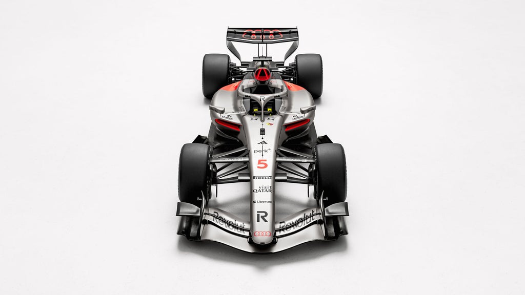 Leicht erhöhter Blick von vorn auf den Audi R26.