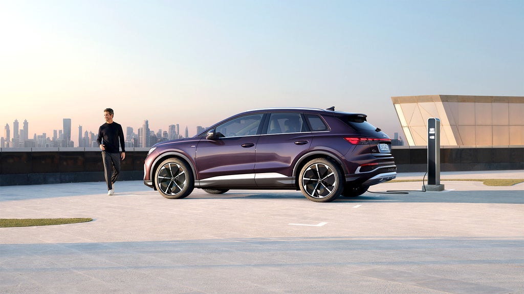 Foto de un coche híbrido enchufable y las etiquetas ambientales de la DGT 