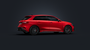 De Audi RS 3 Sportback, van opzij gezien tegen een donkere achtergrond.