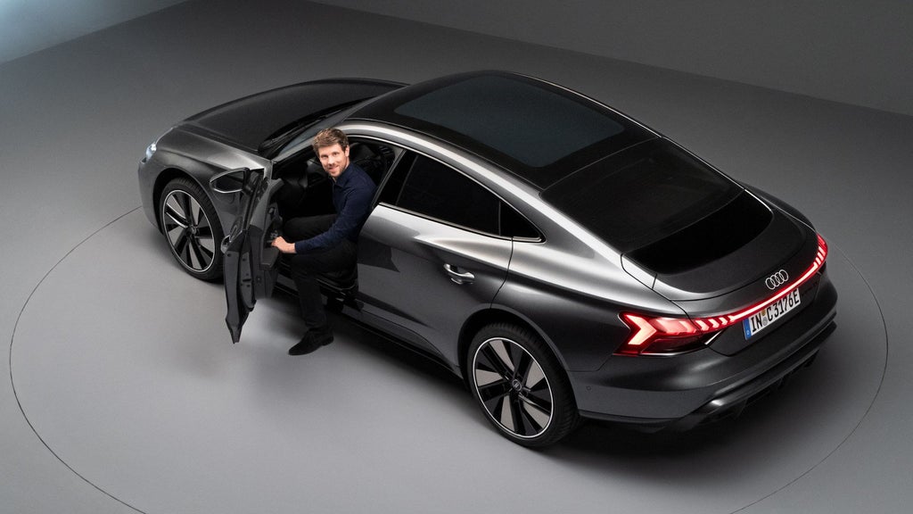 Dr. Jaan Mattes Reiling går ut av Audi e-tron GT.