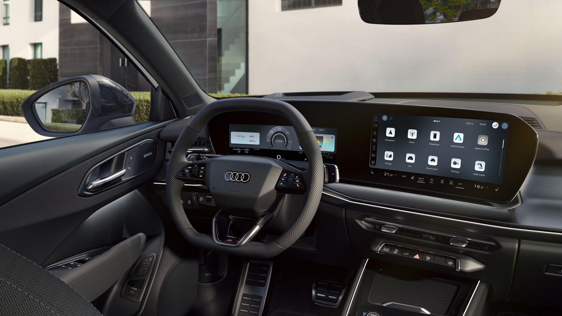 Cockpit di Audi Q3 SUV e‑hybrid, con focus sulla strumentazione del conducente e sul display panoramico.