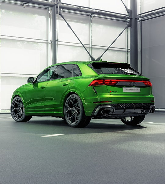 Foto de un Audi RS Q8 con una pintura especial Audi exclusive en color verde.  