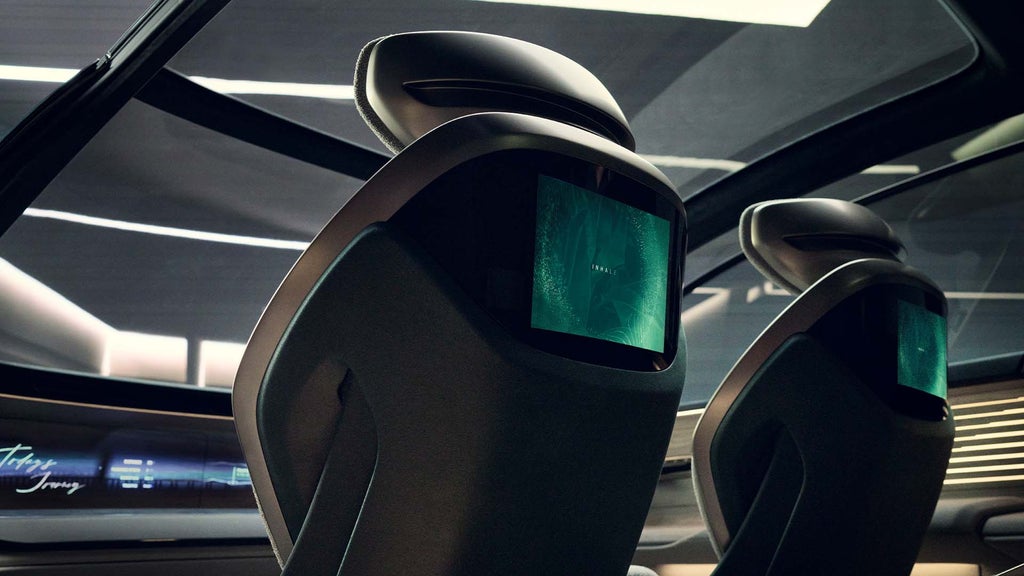 Skjermer i forseteryggene.