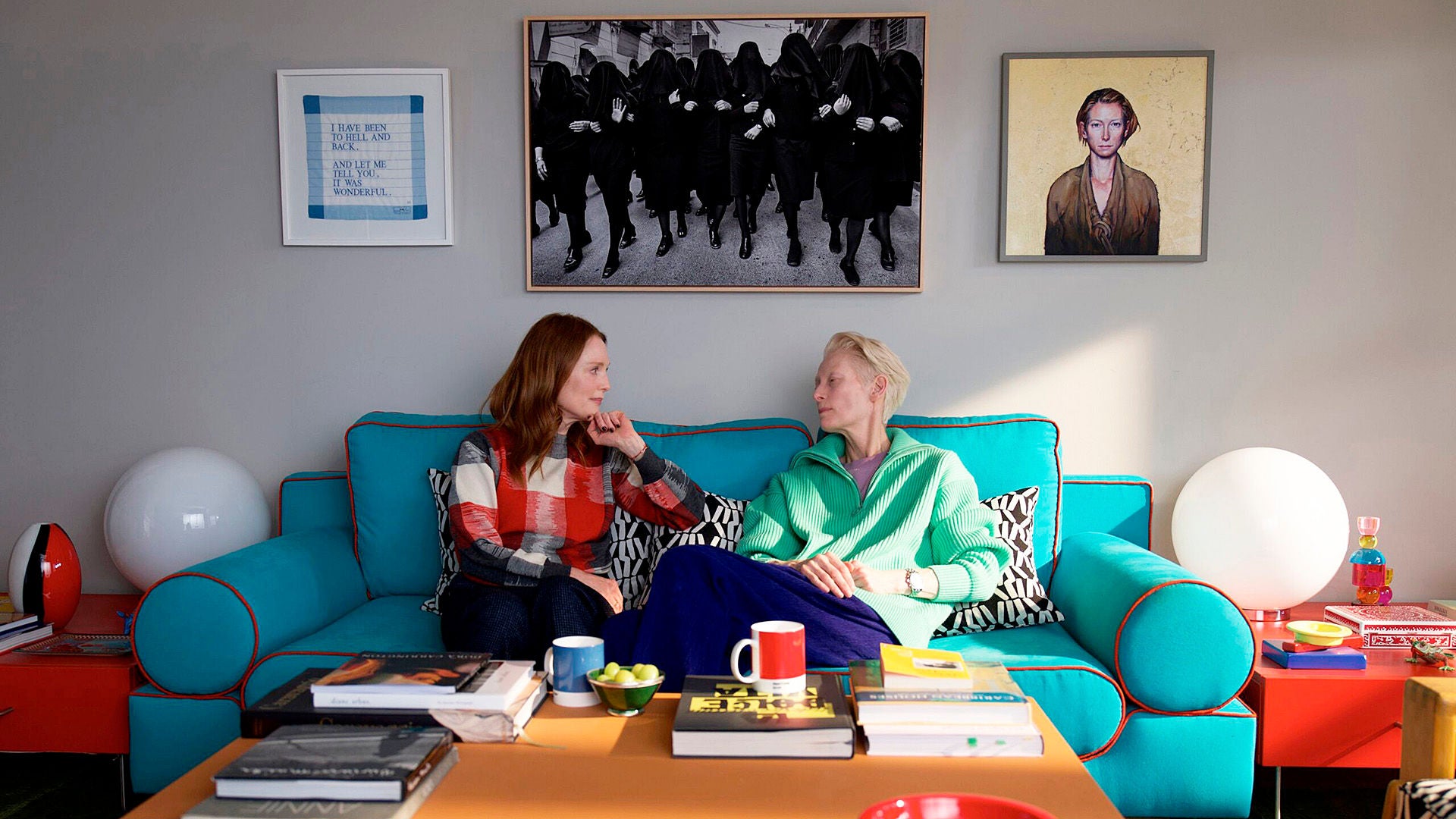 Ingrid und Martha unterhalten sich in einem sehr modern eingerichtetem Wohnzimmer.