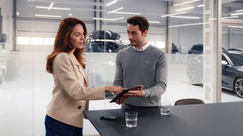 Personnes dans un atelier avec une Audi